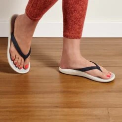 OluKai Pī‘oe - Trench Blue / Mist Grey -OluKai Sandal Store 20443 DEDW 102 W Pi oe TrbMgr Web Opt