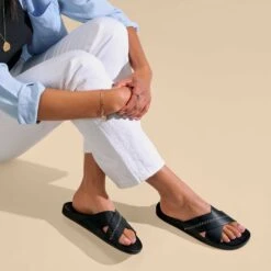 OluKai Kīpe‘a ‘Olu - Black -OluKai Sandal Store 20460 4040 102 W KIPE A OLU BlackBlack 35da7129 f6c6 4ad3 afad 6f0414472894