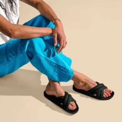 OluKai Hila - Black -OluKai Sandal Store 20490 4040 102 W HILA BlackBlack 16fdb7e9 b99c 49e0 948a 1d788a8f50d5