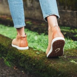 OluKai Hawai‘iloa Manu Hope - Fox / Off White -OluKai Sandal Store Hawai iloaManuHope Fox galleryimage 06